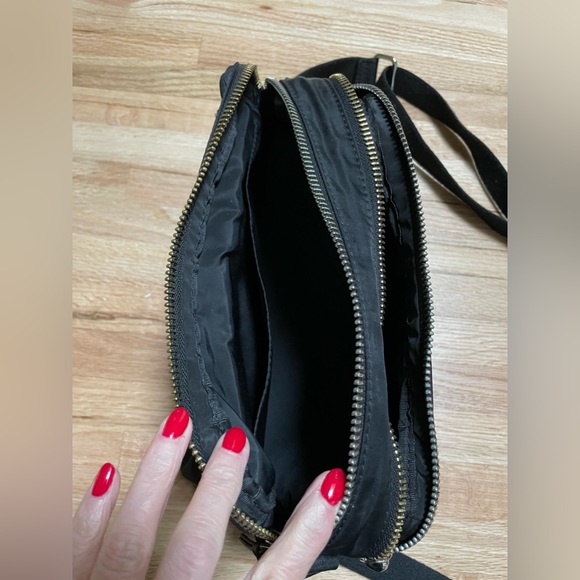 Vince Camuto multi-pocket crossbody / shoulder hand bag / purse. - Picture 7 of 12